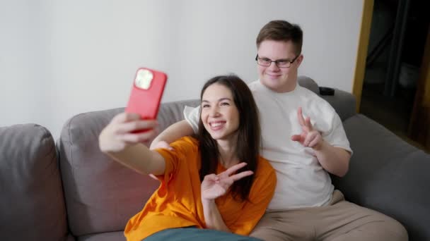 Dół Syndrom Człowiek Siedzi Kanapie Dziewczyną Robią Selfie Razem — Wideo stockowe