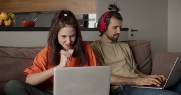 Jeune Couple Travaillant Ensemble Amusant Sur Canapé Avec Des Ordinateurs — Video