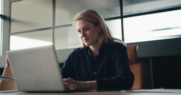 Радісна Продуктивність Офісу Усміхнена Блондинка Працює Ноутбуці — стокове відео