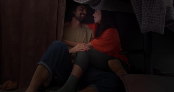 Gezellig Zelfgemaakt Fort Romantische Conversatie Intimiteit Tussen Een Liefdevol Paar — Stockvideo