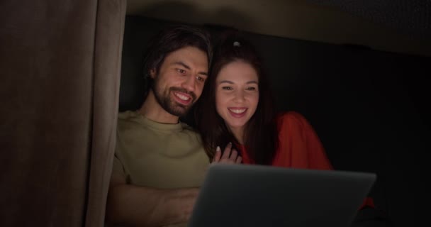 Романтический Уют Пара Наслаждается Домашним Приютом Ноутбуком — стоковое видео