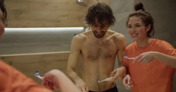Koppels Dagelijkse Hygiëne Routine Moderne Badkamer Tanden Poetsen Met Verse — Stockvideo