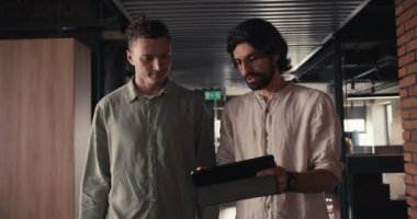 Dinamik Ofis İşbirliği: Yeşil ve Pembe Gömlekli Esmer Adamlar.