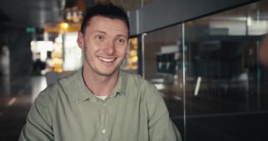 Neşeli Bağlantı: Ofisteki İki İş Arkadaşı Arasında Neşeli Etkileşim.