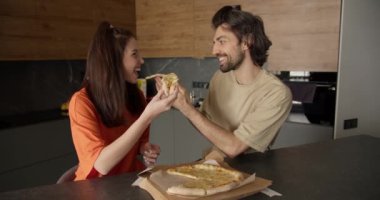 Sanayi Mutfağında Pizza ve Neşe Paylaşan Mutlu Çift.