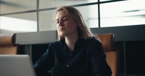 Pause Bureau Contemplative Femme Blonde Réfléchie Reposant Sur Une Chaise — Video