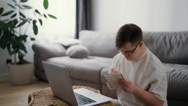 唐氏综合征成年男子坐在家里 用笔记本电脑学习 — 图库视频影像