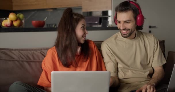 Junges Paar Arbeitet Zusammen Und Hat Spaß Auf Sofa Mit — Stockvideo