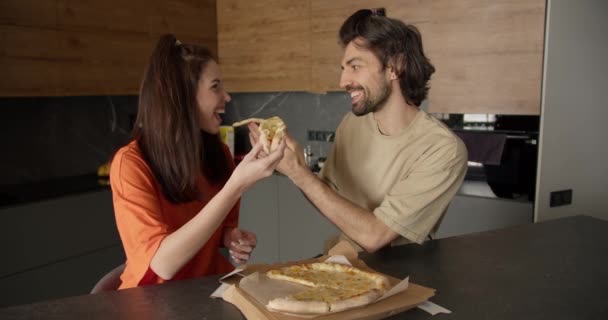 Felice Coppia Condivisione Pizza Gioia Sulla Cucina Industriale — Video Stock