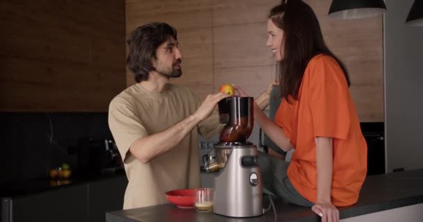 Göra Färsk Äppeljuice Ett Par Friska Och Glada Ögonblick Köket — Stockvideo