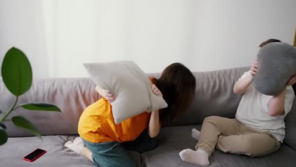 Irmã Irmão Luta Sofá Com Travesseiros Uma Mulher Cara Com — Vídeo de Stock