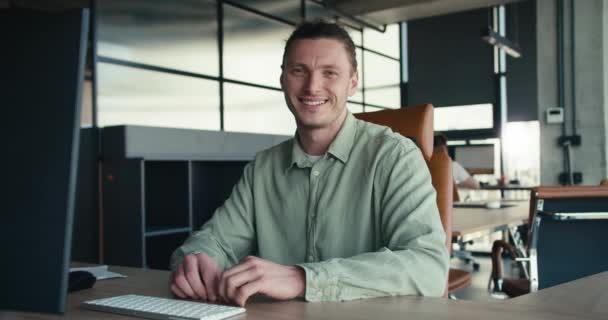 Glimlachende Productiviteit Een Zelfverzekerde Brunette Green Shirted Office Oasis — Stockvideo