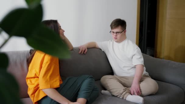 Síndrome Young Downs Pareja Hermanos Hablan Mientras Están Sentados Sofá — Vídeo de stock