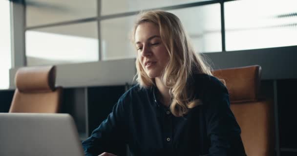 生产性办公室工作 单身女性在使用笔记本电脑时调整头发 — 图库视频影像