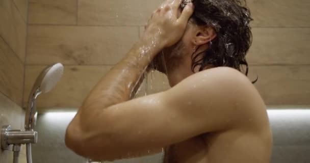 Крупный План Handsome Mans Daily Shower Routine Идеальной Гигиены Оздоровления — стоковое видео