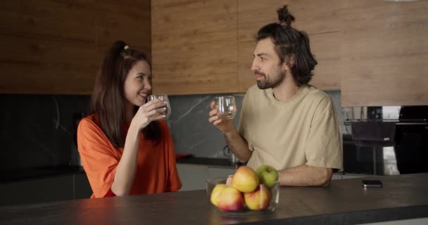 現代の工業キッチンで会話と健康的な習慣を楽しむ若いブルネットのカップル — ストック動画