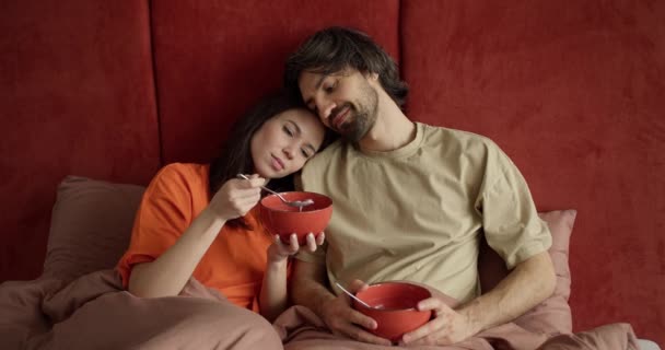 Routine Matin Couple Heureux Confortable Petit Déjeuner Lit Avec Des — Video