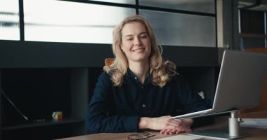 Luminous Ventures: A Blondes Journey in the Blue Office, Profesyonelliği Neşeli Nişanlılıkla Kaynaştırma.