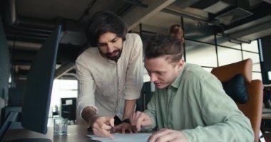 Dinamik İkili: Esmer Güçlü Ofiste İşbirliği ve Paylaşılan Başarı.