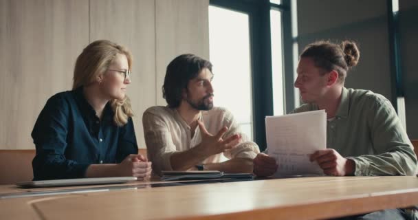 Radiant Office Collaborations Engagera Dialoger Och Lycksaliga Skratt Bland Den — Stockvideo