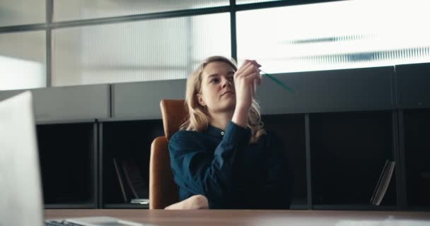 瞑想反射 思慮深いブロンド女性Twirling鉛筆でオフィス — ストック動画