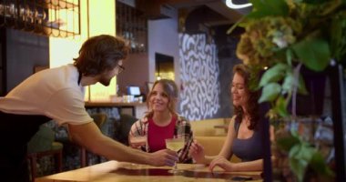 Renkli Tezahürat: Kafe-Bar 'da Arkadaşların Canlı Toplantısı.