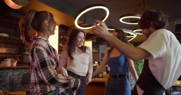 Rhythmic Revelry 三个带着眼镜快乐地跳舞的女孩 在阳光咖啡厅的Bachelorette聚会上侍应生 — 图库视频影像