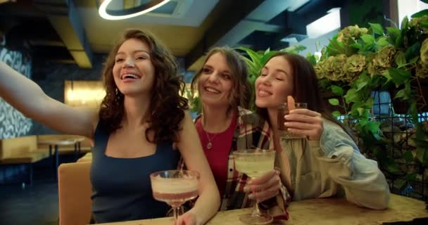 Cocktail Selfie Frenzy Three Smiling Beauties Embrace Happy Vibes Bar — стокове відео