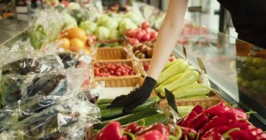 Taze ve canlı: Markette Salatalık ve Domateslerle Sebze Sıralayan Çalışanlar.