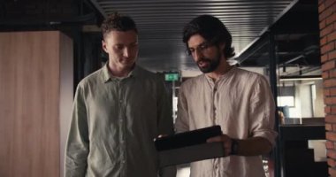 Dinamik Ofis İşbirliği: Yeşil ve Pembe Gömlekli Esmer Adamlar.