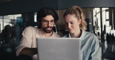 Yakın-Çekim İşbirliği: Esmer Adam Ofisteki Aynalı Cam Duvarda Sarışın Kadına Açıklıyor.