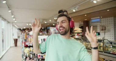 Groove Galore: Renkli bir Süpermarket Dans Macerası.