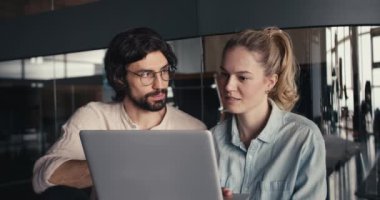 Yansıtıcı İşbirliği: Cam Duvarlı Ofiste Dinamik İkili.