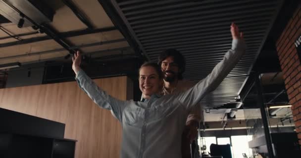 精力的なオフィスデュオ ローリングチェアでブルネットの男とブロンドの女の子の冒険的な旅 — ストック動画