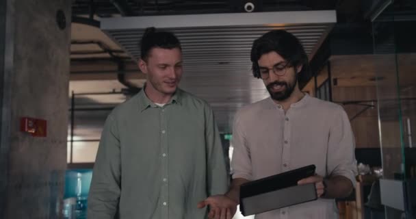 Dinamik Ofis Şbirliği Yeşil Pembe Gömlekli Esmer Adamlar Mutluluğun Sıkışması — Stok video