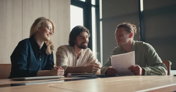 Sunlit Office Connections Dynamiska Konversationer Och Glada Skratt Med Den — Stockvideo