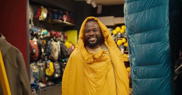 遊び心のあるベンチャー ハイキングギア店でアフリカ系アメリカ人のユーモアとギアの選択 — ストック動画
