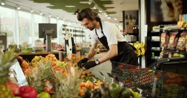 Delicias Fructíferas Empleado Supermercado Mostrando Kiwi Fresco — Vídeos de Stock