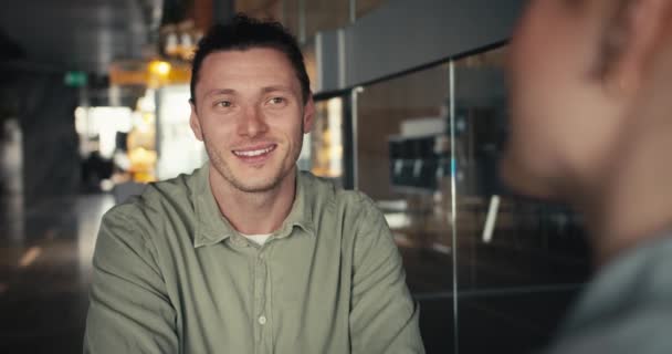 Levendige Office Vibes Vreugdevolle Interactie Tussen Twee Collega Groen Glimlachend — Stockvideo