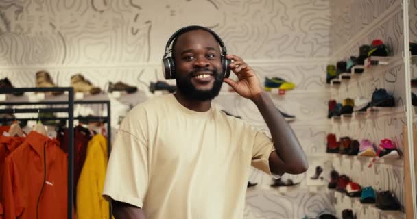 Müzikal Titreşimler Afroamerikan Mans Giysi Ayakkabı Mağazasında Neşeli Keşifler — Stok video