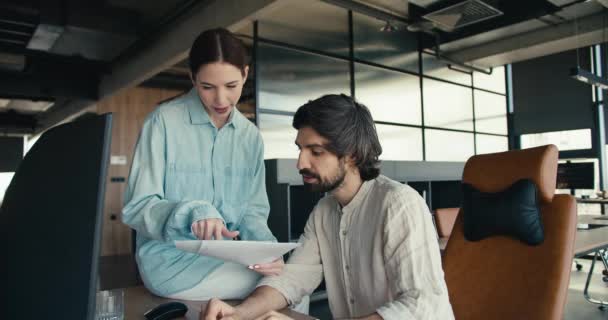 オフィスでの共同問題解決 ブルネットの女の子と男は仕事の議論に従事する — ストック動画