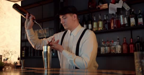 Mixology Mastery Unleashed Ekscytujący Pokaz Flair Barmanów Crafted Cocktails — Wideo stockowe