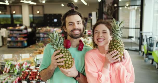 快乐的菠萝乐趣 快乐的年轻夫妇与菠萝 — 图库视频影像