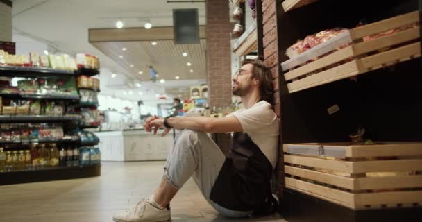 Podróż Zmęczenia Spojrzenie Codzienne Zmagania Zmęczonego Pracownika Supermarketu — Wideo stockowe