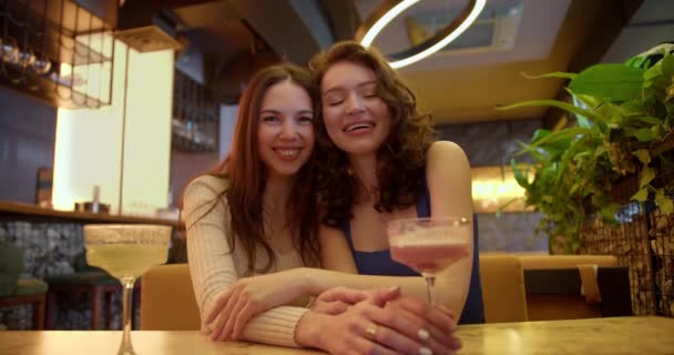 Een Stralende Avond Van Liefde Gelukzalig Lesbisch Paar Poseren Glimlachen — Stockvideo