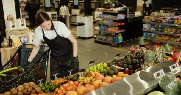 Omsorgsfuld Butik Medarbejder Inspirerende Smilende Mens Viser Avocadoer Video Høj – Stock-video
