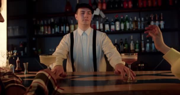 Suave Bartender Presentación Cóctel Dos Chicas Mostrador Del Bar — Vídeos de Stock