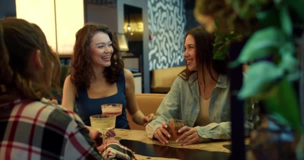 Sprudelnde Café Soiree Drei Prosit Auf Freundschaft Und Cocktail Offenbarung — Stockvideo