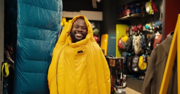 表現の遠足 アフリカ系アメリカ人アドベンチャーギアストアで黄寝袋で遊び心のある骨董品 — ストック動画