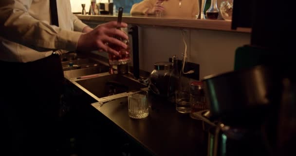 Artful Pour Bartender Transferindo Cocktail Vermelho Escuro Com Vídeo Alta — Vídeo de Stock